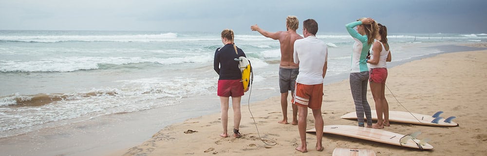 Auf Sri Lanka besprichst du mit den Surfguides wo die beste Welle läuft