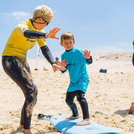 frankreich-biscarrosse-plage-family-wavetours-surfcamp-surfkurs-kids-wamr-up-praxis-strand