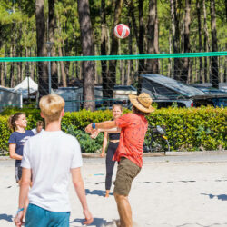 frankreich-biscarrosse-plage-family-wavetours-surfcamp-volleyball