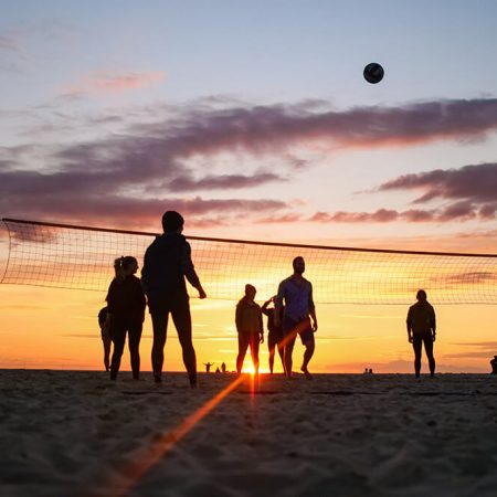 frankreich-moliets-jsa-wavetours-abendlicht-volleyball-strand