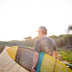 portugal-esmoriz-surfhouse-wavetours-strandweg-surfer-surfboard