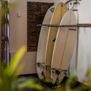 spanien-kanaren-corralejo-surfvilla-wavetours-surfcamp-villa-surfboard-eingang