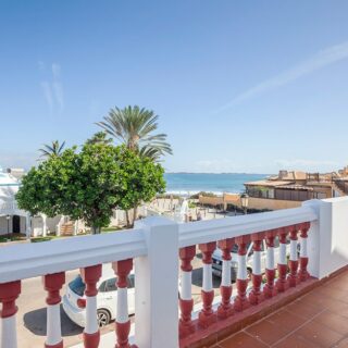 spanien-kanaren-fuerteventura-wavetours-ineika-surfcamp-villa-galera-balkon-terrasse-min