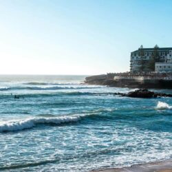 portugal-ericeira-surfhouse-wavetours-stand-surfspot-wellen-promenade