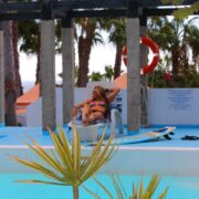 kanaren-spanien-fuerteventura-costacalma-surfcamp-wavetours-pool-chillen-sonne-surfboard