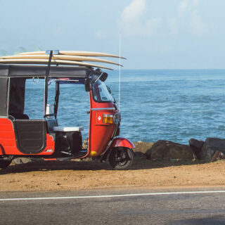 sri-lanka-madiha-wavetours-surfcamp-tuktuk-welle-tradition